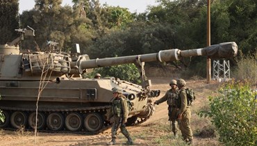 جنود إسرائيليون يتخذون موقعا بالقرب من مدينة عسقلان الجنوبية (8 ت1 2023، أ ف ب). 