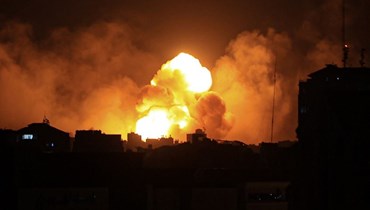 نيران ودخان تتصاعد في مدينة غزة خلال غارة جوية إسرائيلية (8 ت1 2023، أ ف ب).