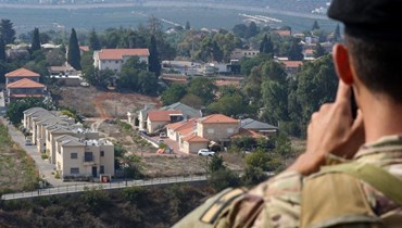 جندي لبناني مقابل مستعمرة المطلّة في بلدة الخيام الجنوبية (أ ف ب).