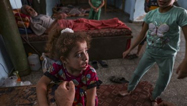 طفلتان من قطاع غزّة تشعران بالذعر جرّاء القصف الإسرائيلي (أ ف ب).