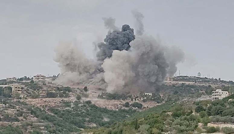 غارة إسرائيلية على محيط بلدة مروحين الحدودية حنوبي لبنان.
