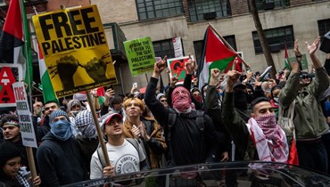 متظاهرون مؤيدون للفلسطينيين خلال احتجاج في نيويورك (9 ت1 2023، ا ف ب). 