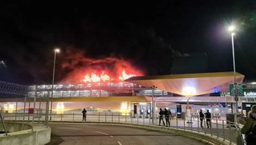 حريق كبير في مطار لوتون اللندني. 