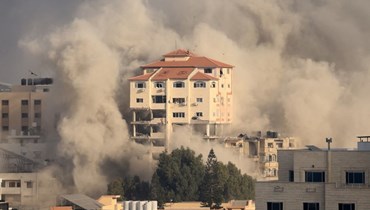 دخان يتصاعد خلال غارة جوية إسرائيلية على رفح جنوب قطاع غزة (11 ت1 2023، أ ف ب).