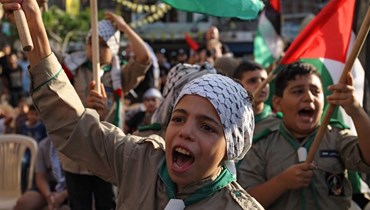 صبي يهتف خلال تظاهرة لدعم غزة في مخيم برج البراجنة للاجئين الفلسطينيين جنوب بيروت (11 ت1 2023، أ ف ب).