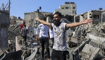 أشخاص يبحثون عن ناجين بعد غارة جوية إسرائيلية على رفح جنوب قطاع غزة (11 ت1 2023، أ ف ب).