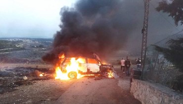 سيارة الطاقم الصحافي تحترق بعد استهدافها بقصف اسرائيلي. 