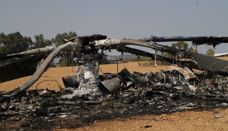 صورة المروحية الاسرائيلية التي دمرها مقاتلو "حماس" مع بدء عملية "طوفان الأقصى"