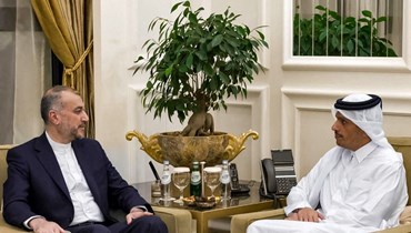 رئيس مجلس الوزراء وزير الخارجية القطري محمد بن عبد الرحمن آل ثاني (الى اليمين) يجتمع بعبد اللهيان في الدوحة (14 ت1 2023، أ ف ب).