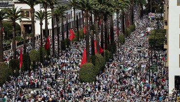 حشود من المتظاهرين يسيرون في الرباط للتعبير عن دعمهم للفلسطينيين (15 ت1 2023، أ ف ب).