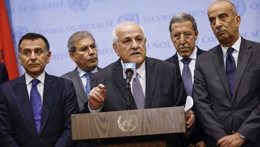 مندوب فلسطين في الأمم المتحدة رياض منصور مصرحا قبل اجتماع لمجلس الأمن في مقر الأمم المتحدة في نيويورك (13 ت1 2023، أ ف ب).