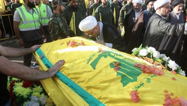 تشييع أحد عناصر "حزب الله" الذين سقطوا في القصف الإسرائيلي على جنوب لبنان (أ ف ب).