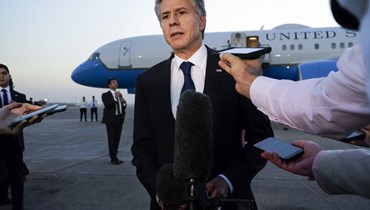 وزير الخارجية الأميركي أنتوني بلينكن يتحدث إلى وسائل الإعلام قبل ركوب طائرته في القاهرة. (أ ف ب)