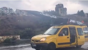لقطة من فيديو متناقل على الفايسبوك للحاج يقود سيارته ومجسم لصاروخه.  