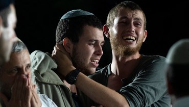 أقارب وأصدقاء جندي إسرائيلي يبكون خلال جنازته في القدس (أ ف ب).  