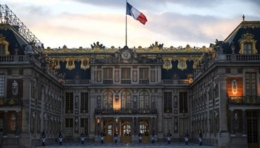 صورة ارشيفية- عناصر من الحرس الجمهوري الفرنسي وقفوا في قصر فرساي غرب باريس قبل مأدبة رسمية، في اليوم الأول من زيارة الملك تشارلز الثالث لفرنسا (20 ايلول 2023، أ ف ب). 