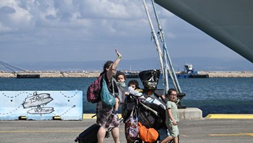 مواطنة أميركية مع افراد عائلتها خلال صعودهم الى سفينة في ميناء حيفا لإجلائهم إلى قبرص (16 ت1 2023، أ ف ب).