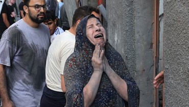 فلسطينية تبكي بعد غارة جوية إسرائيلية على مخيم رفح للاجئين جنوب قطاع غزة (17 ت1 2023، أ ف ب). 