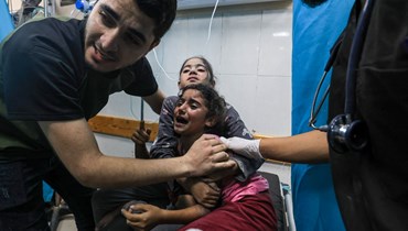 طفلة جريحة جرّاء القصف الإسرائيلي على مستشفى المعمداني.