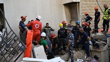 الدفاع المدني يحاول البحث عن ناجين بعد انهيار مبنى في المنصورية (حسام شبارو).