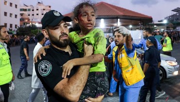 طفلة مصابة تنقل الى المستشفى في غزة. (أ.ف.ب)