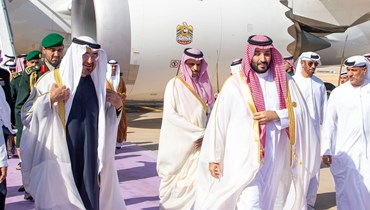 ولي العهد السعودي يستقبل رئيس دولة الإمارات لدى وصوله الرياض (20 ت1 2023- واس).