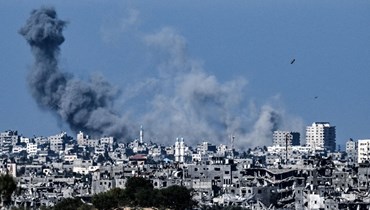 الدخان يتصاعد فوق الجزء الشمالي الغربي من قطاع غزة خلال قصف إسرائيلي (21 ت1 2023 - أ ف ب).
