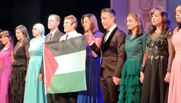 محمد صبحي يرفع علم فلسطين في آخر عروض مسرحيته.