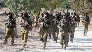 عناصر من القوات الإسرائيلية يقومون بدورية في مكان غير معلوم على طول الحدود مع قطاع غزة (19 ت1 2023، أ ف ب). 