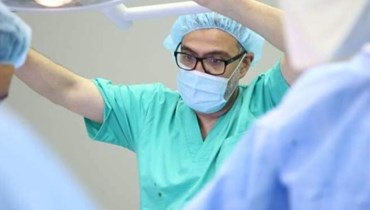 يُرمّم الجراح ويُحارب... عندما يُقاوم الطبيب غسان أبو ستّة الجرائم الإسرائيلية
