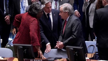 حديث بين غوتيريس (الى اليمين) وبلينكن (في الوسط) وتوماس غرينفيلد قبل بدء اجتماع مجلس الأمن في مقر الأمم المتحدة في نيويورك (24 ت1 2023، أ ف ب).
