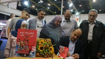 الإعلامي حسين جرادي يوقع على كتابه "تذكّروا هذا اليوم إلى الأبد"، في معرض لبنان الدولي للكتاب 2023 (النهار).