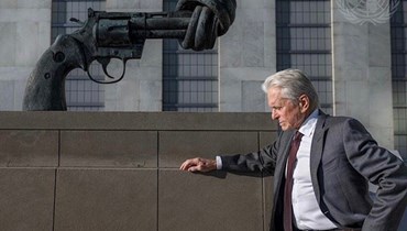 الممثل مايكل دوغلاس من أمام مقر الأمم المتحدة في نيويورك.