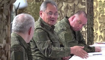لقطة من فيديو نشرته الخدمة الصحافية لوزارة الدفاع الروسية في 25 تشرين الاول 2023، ويظهر شويغو خلال زيارته مركز قيادة "فوستوك" في شرق أوكرانيا (أ ف ب).