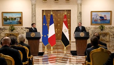 السيسي وماكرون خلال مؤتمر صحافي عقب محادثاتهما في القاهرة (25 ت1 2023ـ أ ف ب).
