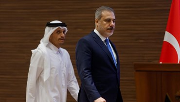 محمد بن عبد الرحمن آل ثاني (الى يسار) وفيدان خلال مؤتمر صحافي في الدوحة (25 ت1 2023، أ ف ب).