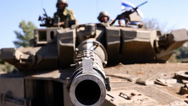  جنود إسرائيليّون يجلسون على دبابة "ميركافا" على الحدود مع لبنان (أ ف ب). 