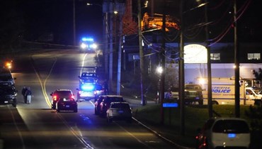 انتشار الشرطة الأميركية في موقع إطلاق النار نشط في لويستون (أ ب ). 