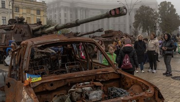 مركبات عسكرية روسية مدمّرة معروضة أمام دير القديس ميخائيل في كييف (22 ت1 2023 - أ ف ب).