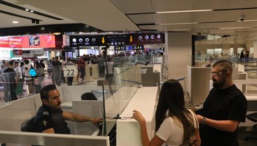 مسافرون في مطار بيروت (حسن عسل).