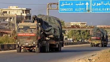 قافلة عسكرية تركية تمر قرب مدينة أريحا في ريف إدلب بعد انسحابها من نقطة مراقبة في ريف حماة عام 2020 (أرشيفية، "أ ف ب").