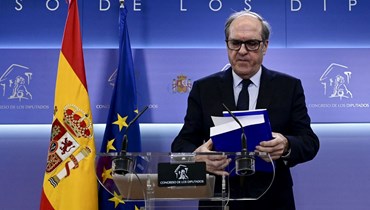 غابيلوندو يعقد مؤتمرا صحافيا في مجلس النواب في مدريد بعد تقديمه التقرير (27 ت1 2023، أ ف ب). 