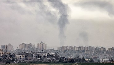 صورة ملتقطة من موقع على الحدود مع قطاع غزة بالقرب من مدينة سديروت جنوب إسرائيل، وتظهر مباني مدمرة بعد قصف إسرائيلي على شمال قطاع غزة (27 ت1 2023، أ ف ب). 