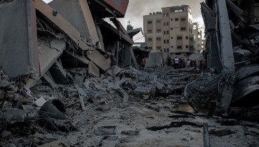 مشهد من قطاع غزة عقب قصف إسرائيلي عنيف (26 ت1 2023 - أ ف ب).