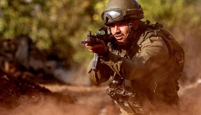 جندي من الجيش الإسرائيلي خلال تدريب في منطقة الجليل الأعلى (28 ت1 2023 - أ ف ب).