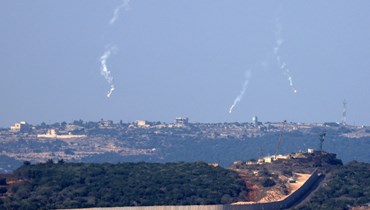قنابل إسرائيلية مضيئة فوق قرية عيتا الشعب، جنوب لبنان (28 ت1 2023 - أ ف ب).