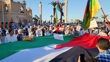 ليبيون يحتجون في طرابلس تضامنا مع الشعب الفلسطيني (27 ت1 2023، أ ف ب).  