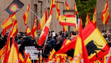 أباسكال (في الوسط) خلال تظاهرة في مدريد ضد منح العفو الانفصاليين الكاتالونيين (29 ت1 2023، أ ف ب). 