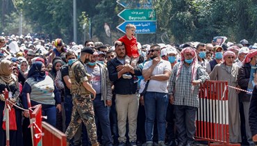 نازحون سوريون أمام السفارة السورية في لبنان.
