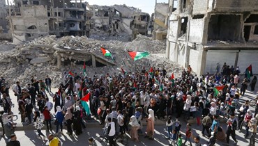 مسيرة احتجاجيّة لدعم الشعب الفلسطيني بعد صلاة ظهر الجمعة في مخيم اليرموك للاجئين الفلسطينيين جنوب دمشق (أ ف ب). 